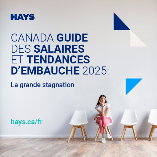 Une femme est assise seule sur l'une des quatre chaises blanches. Elle tient son menton sur sa main et porte un pantalon rose. Au-dessus d'elle, un texte bleu indique: Canada Guide des Salaires et Tendances d'Embauche 2025: La grande stagnation.